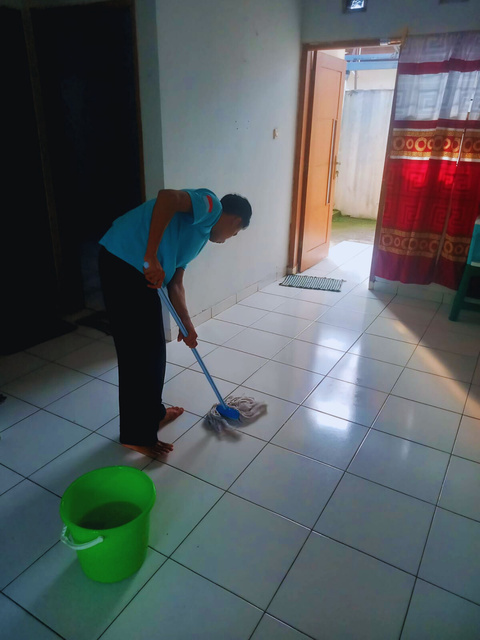 Membersihkan Asrama