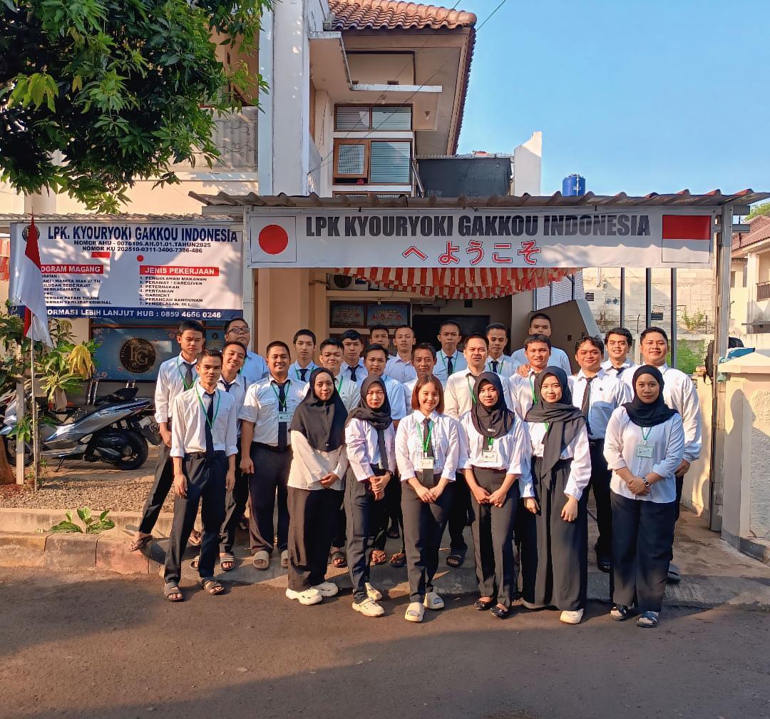 Foto Bersama di Depan Kantor LPK